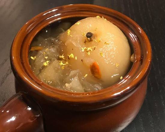 D13. Osmanthus White Fungus Stewed Pear  潤肺桂花杞子雪耳燉雪梨